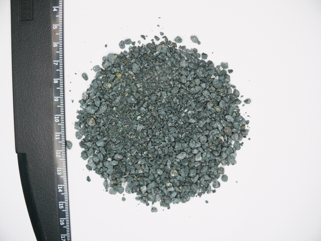 Порфирит темно-зеленый 1-4 мм (с линейкой)